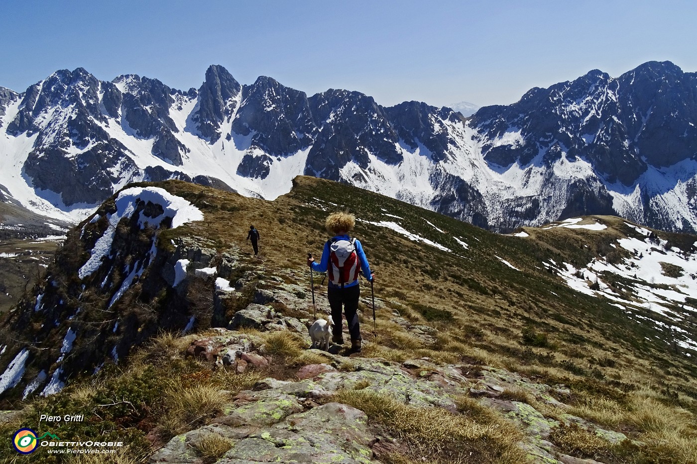 62 In cresta  sulla cima del Gardena con le Piccole Dolomiti Scalvine da sfondo.JPG -                                